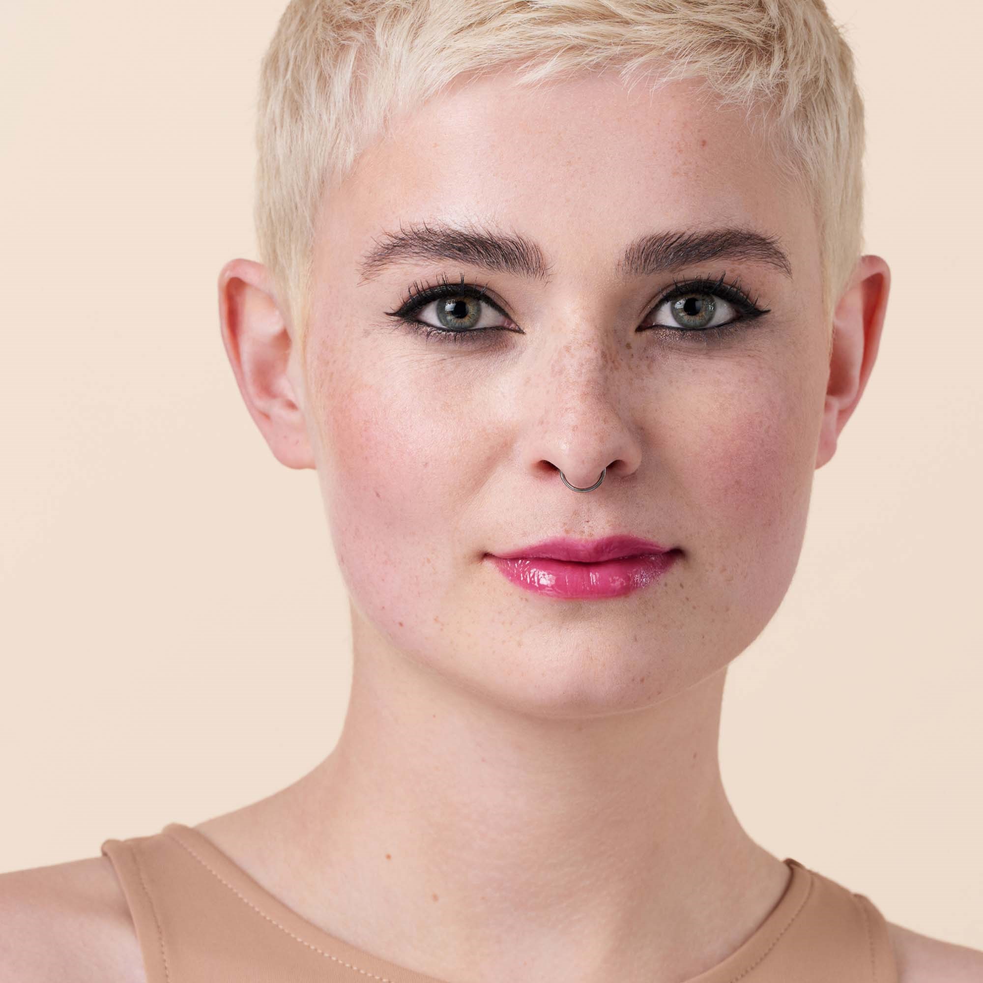 Catrice Glossin' Glow Tinted Lip Oil 040 Glossip Girl - olejek do ust (obrázok 10)
