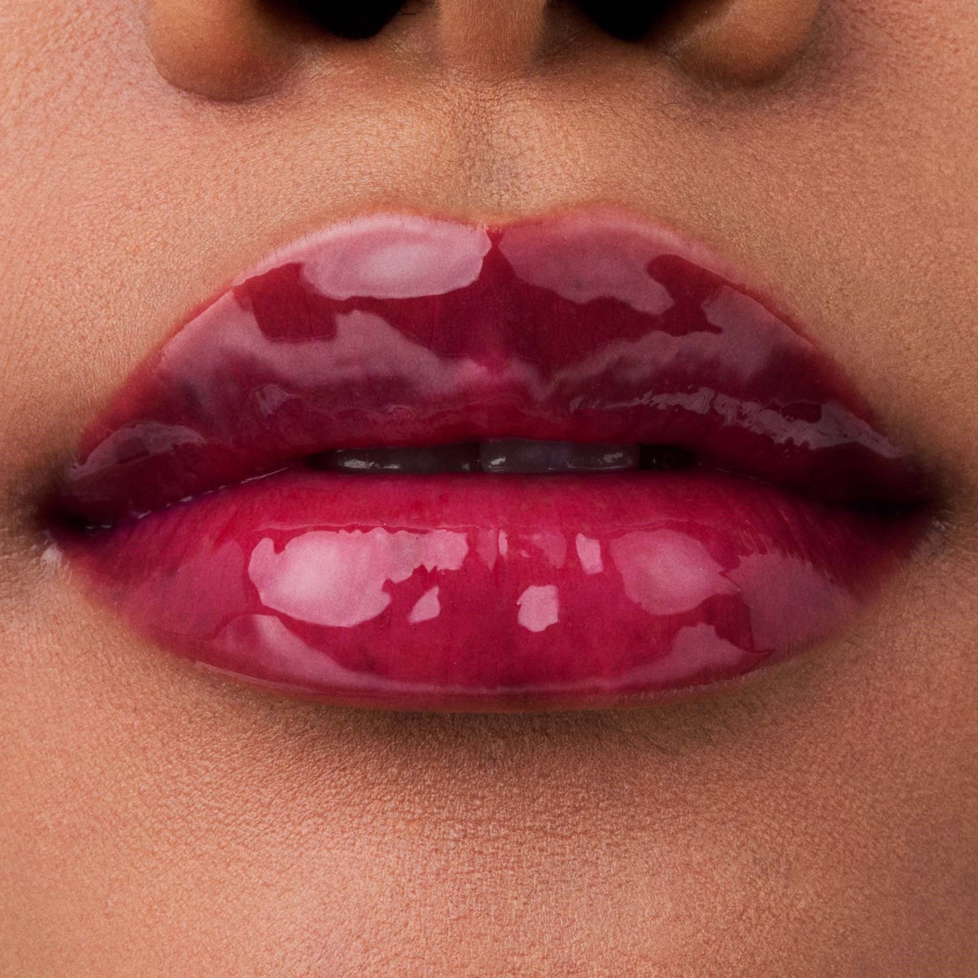 Catrice Glossin' Glow Tinted Lip Oil 040 Glossip Girl - olejek do ust (obrázok 5)