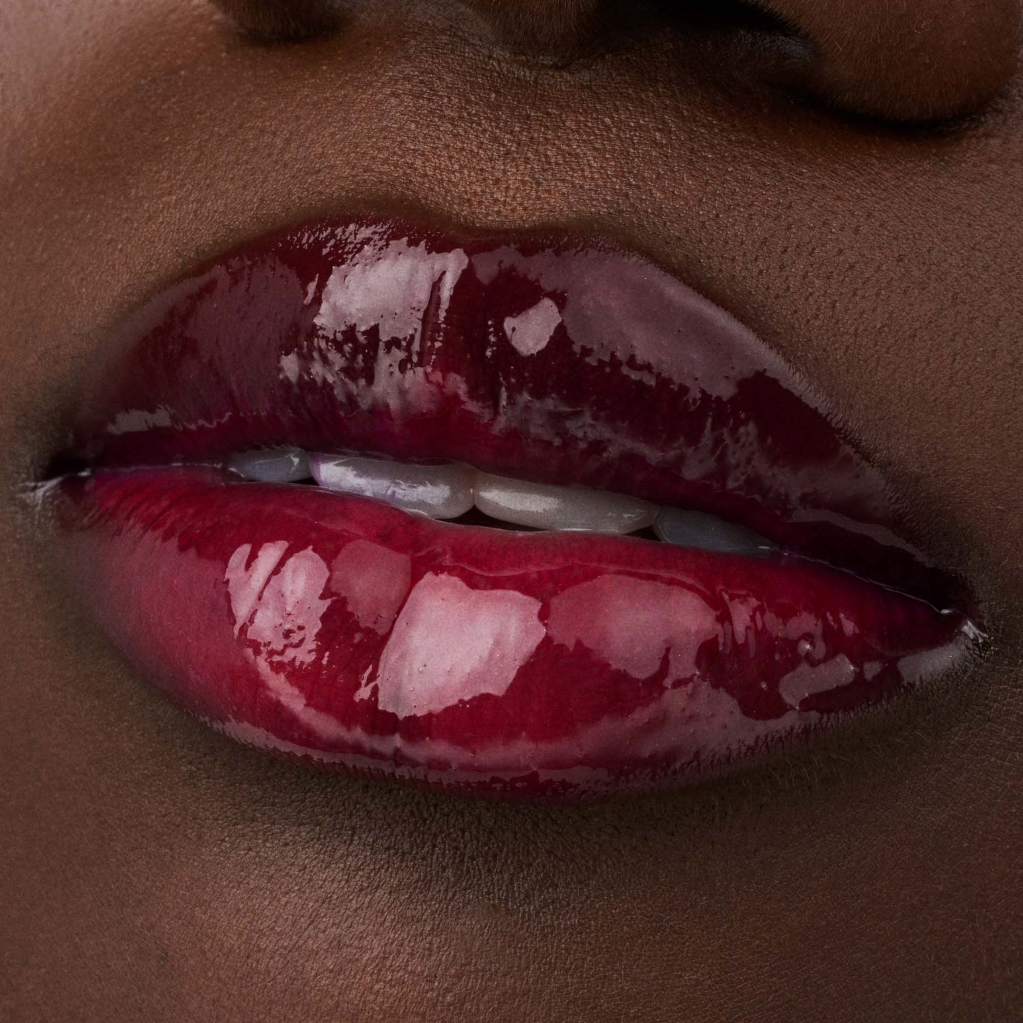 Catrice Glossin' Glow Tinted Lip Oil 040 Glossip Girl - olejek do ust (obrázok 8)