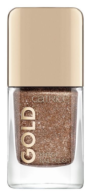 En flaske med gullig glitter neglelakk med gullhette og klar etikett. Det er fra merket Catrice.