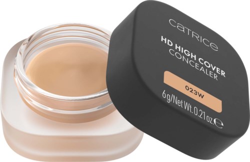 En liten burk med beige concealer och svart lock märkt Catrice HD High Cover Concealer, visar produkt och lock.