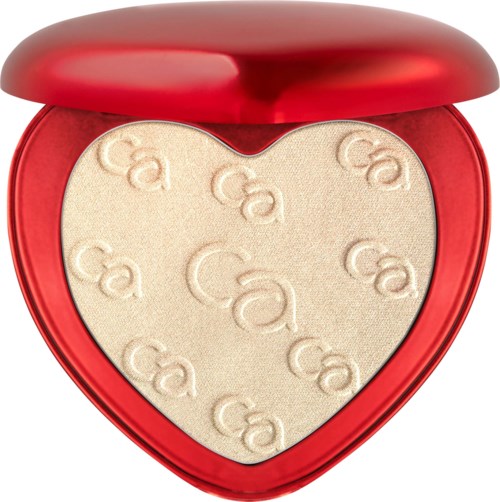 Hjärtformat sminkkompakt med ljus pressad puder inuti och ett rött fodral.