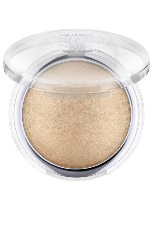 Ein Kompaktpuderbehälter mit beigem Make-up-Puder und transparentem Deckel.