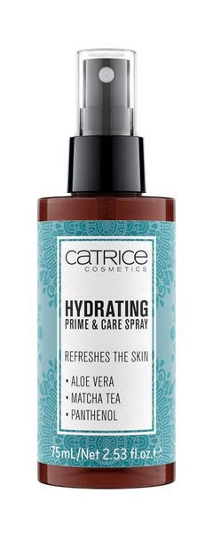 En liten brun sprayflaske med hvit etikett og svart lokk, merket 'Catrice Hydrating Prime & Care Spray'.