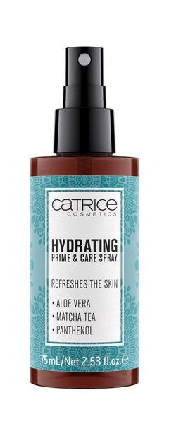 En liten brun sprayflaske med svart sprayhode, merket som fuktighetsgivende primer og pleiespray med aloe vera.