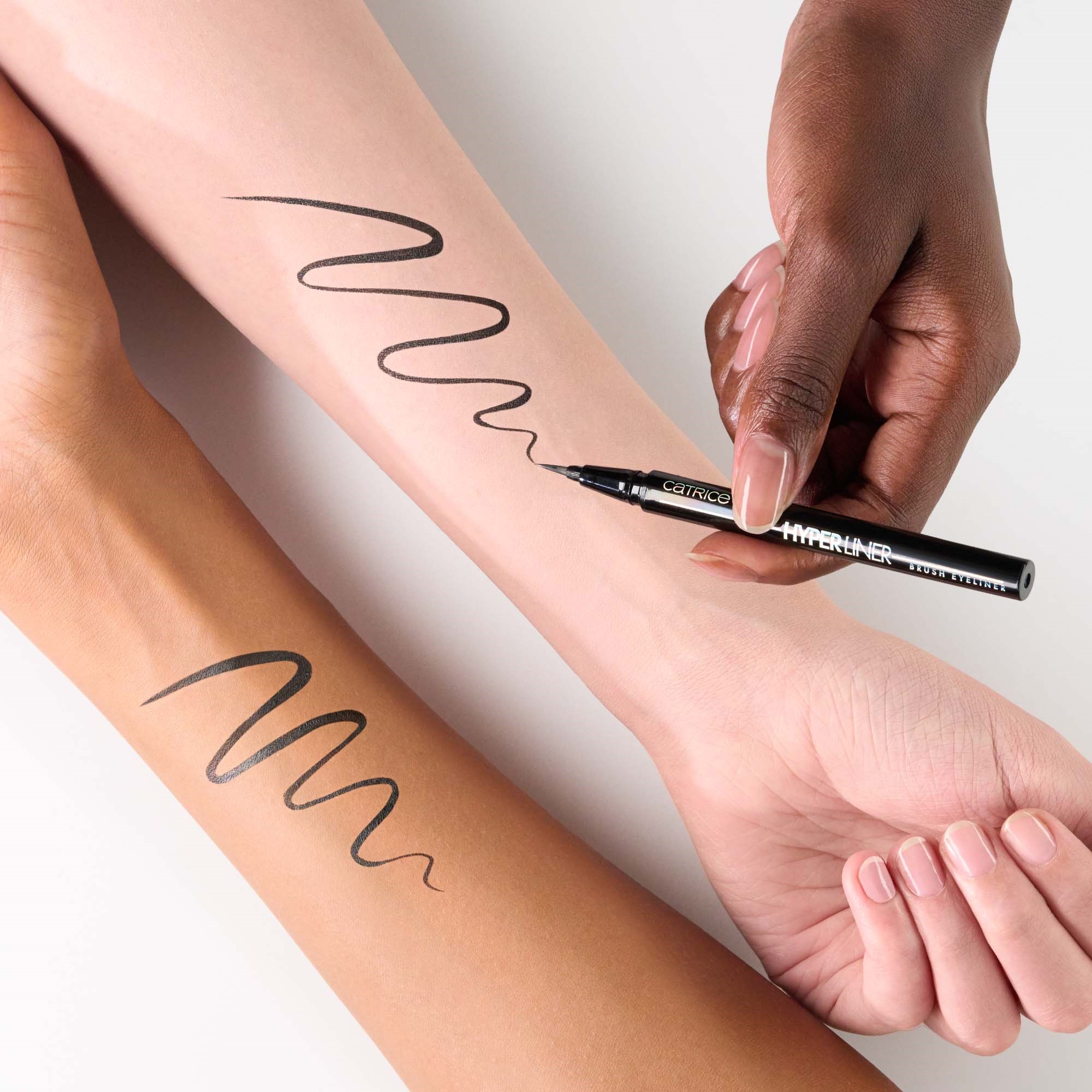 Catrice Hyper Liner Brush Eyeliner 010 Classic Black (obrázok 4)