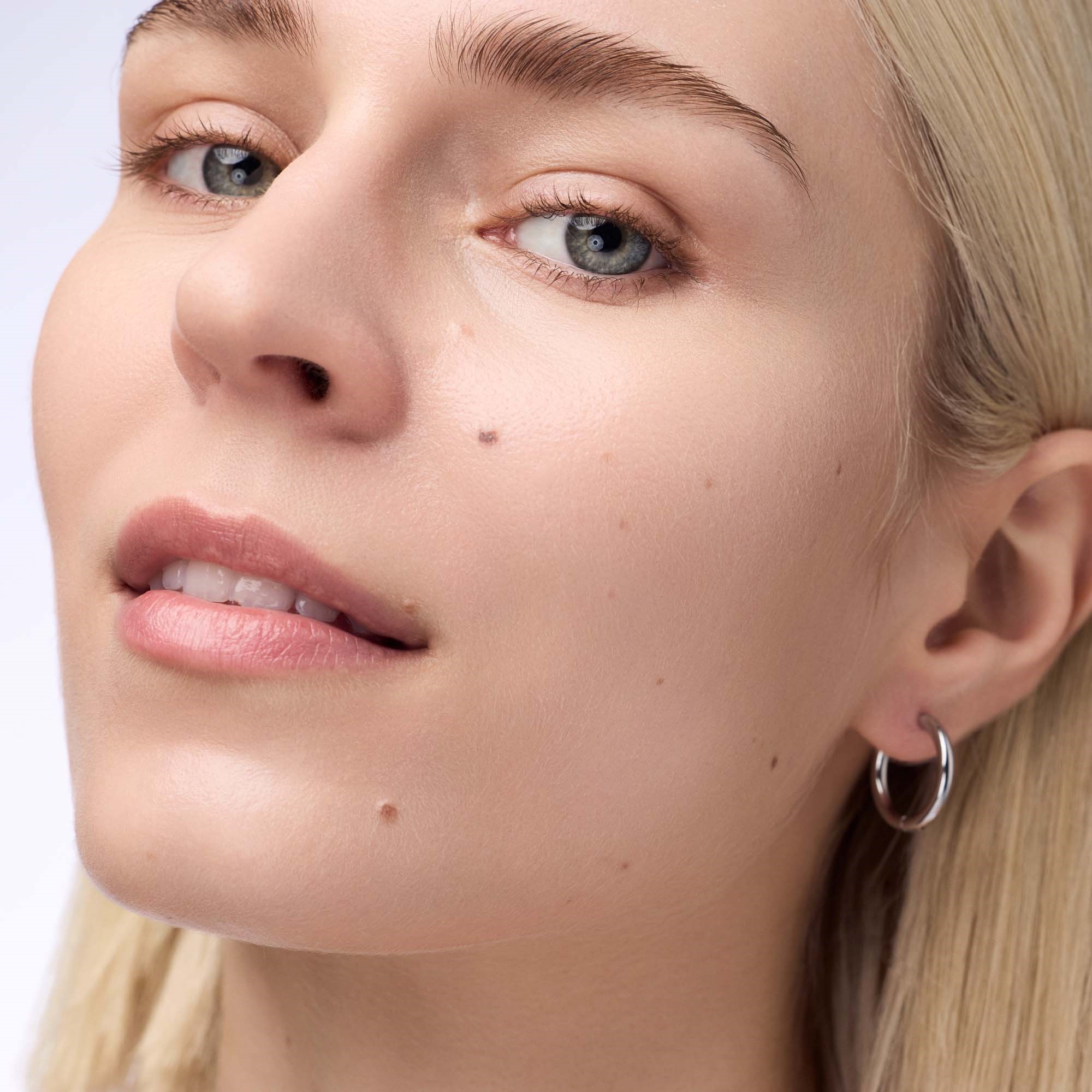 Catrice Instant Bright Serum Concealer 002N (obrázok 5)