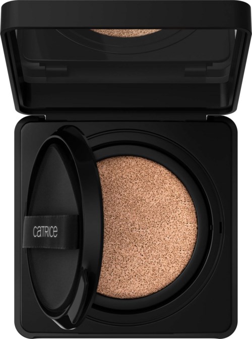 Catrice Kompaktpuder mit schwarzem Gehäuse und beige Schwämmchen im Inneren.