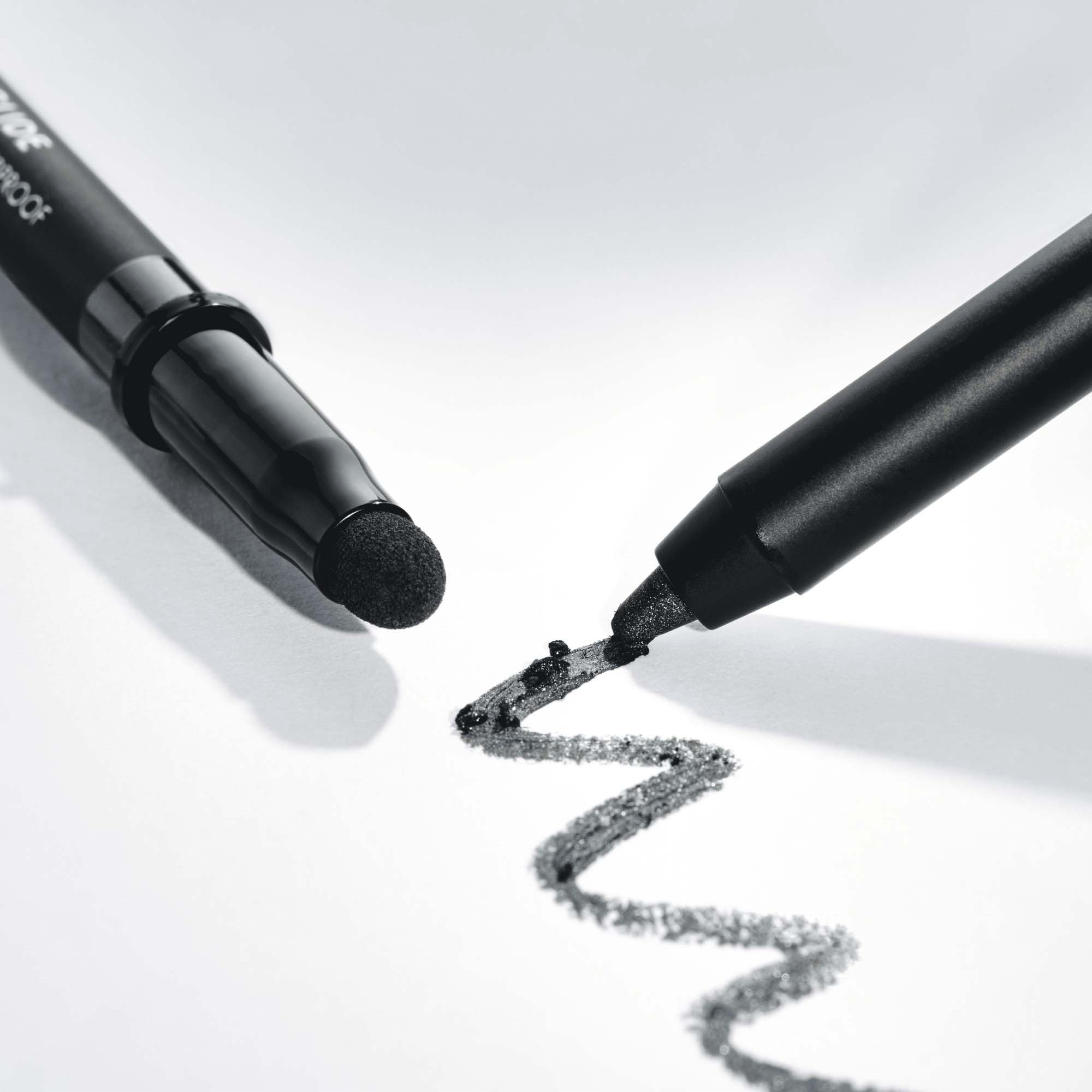 Catrice Jewel Glide Effect Eye Pencil 010 Black Diamond (obrázok 5)