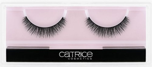 En låda med falska ögonfransar från Catrice Cosmetics med svarta fransar på en ljus rosa bakgrund.