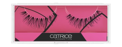 Tyylikkäät tekoripset vaaleanpunaisessa laatikossa, merkinnällä 'Catrice Cosmetics'.