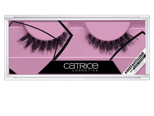 Falska ögonfransar i rosa och svart förpackning, märkt 'Catrice Cosmetics'.