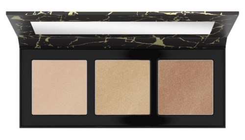 Eine Makeup-Palette mit drei verschiedenen Highlighter- oder Rouge-Tönen in einer schwarzen Schachtel mit goldenen Streifen.