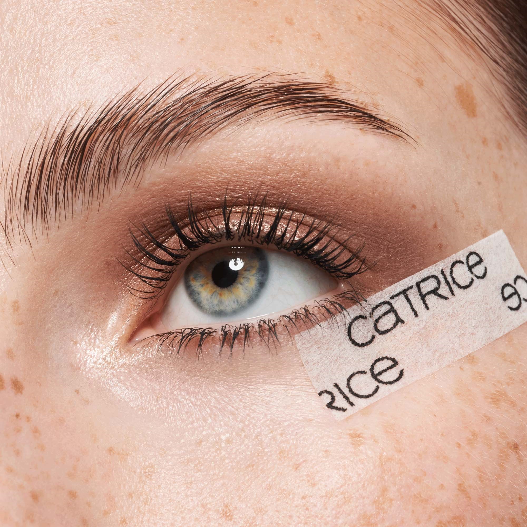 Catrice Magic Perfectors Cosmetic Tape - taśma kosmetyczna do eyeliner (obrázok 3)