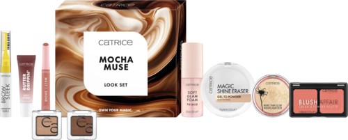 Verzameling make-up producten met blush, foundation, oogschaduw, lipgloss en een huidverzorgingsset in roze en beige tinten.
