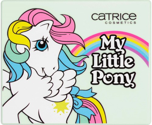 Värikäs piirros ponystä, jossa on pinkki, sininen ja keltainen häntä, peittää suunsa. Tekstissä lukee "My Little Pony" ja "Catrice Cosmetics."