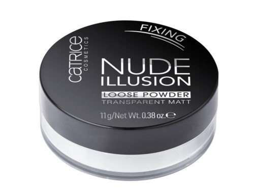 Ett kosmetiskt löspuderbehållare märkt 'NUDE ILLUSION' med svarta och silverfärger, nämner fixering och transparent matt finish.