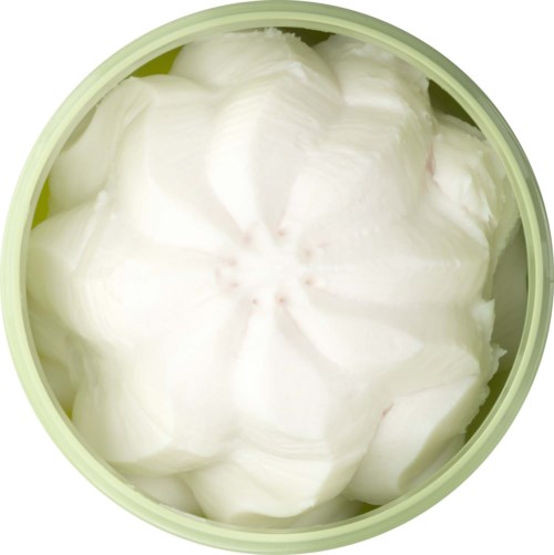 Een ronde container met witte slagroom en een bloemvorm bovenop.