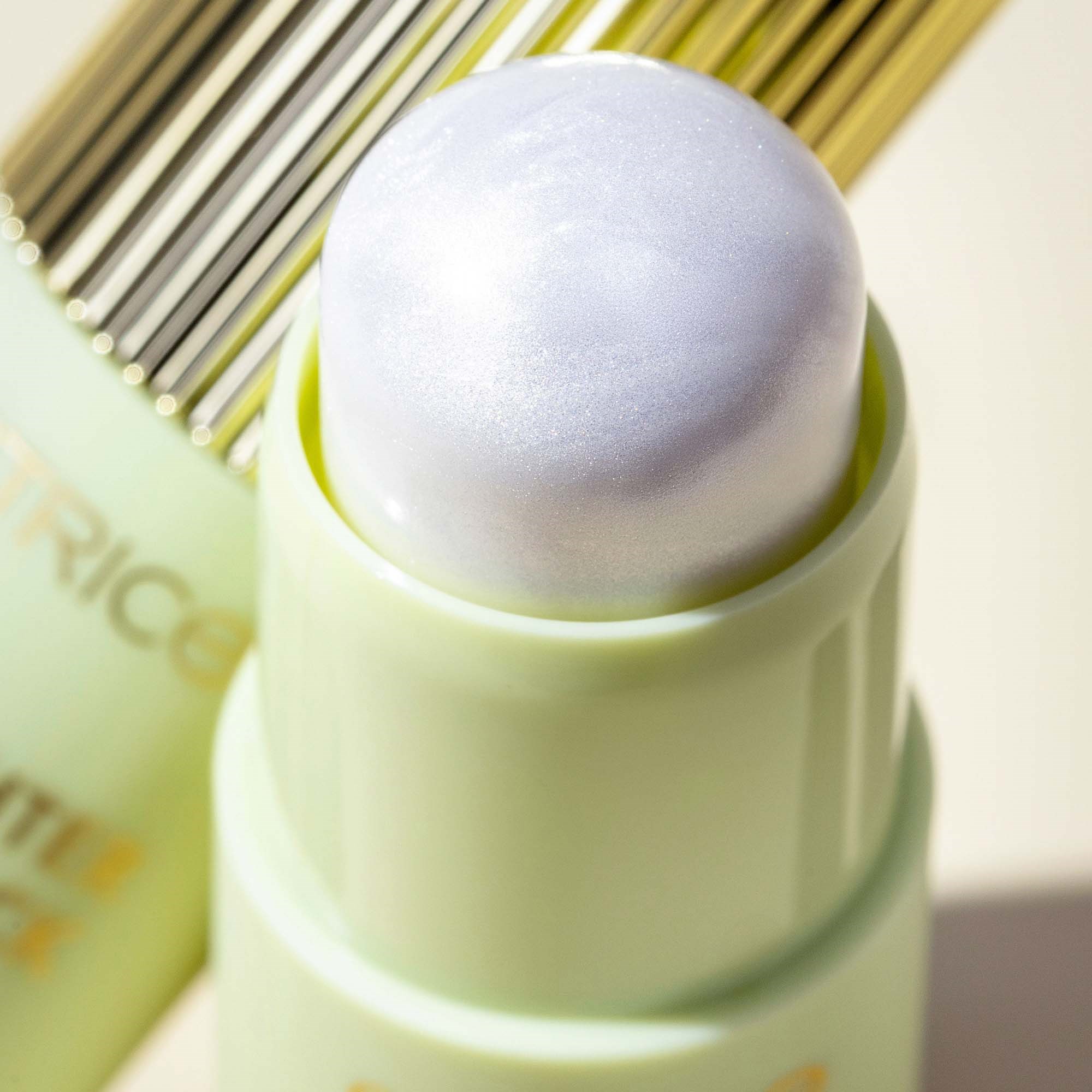 Catrice Pistachio Cream Delight Highlighter Cream Stick Glaze of Glory (obrázok 3)