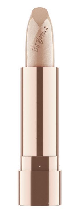 En beige leppestift med et elegant etui, delvis åpen, med innskåret tekst.