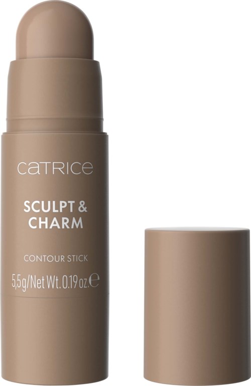 En beige stift med rund topp och en lock bredvid, märkt 'Catrice Sculpt & Charm Contour Stick'.