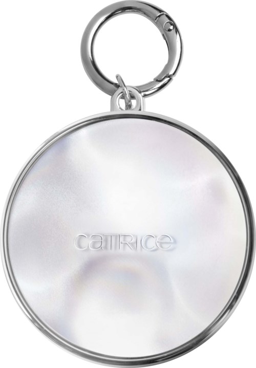 En skinnende rund metallnøkkelring med merket Catrice gravert på den.