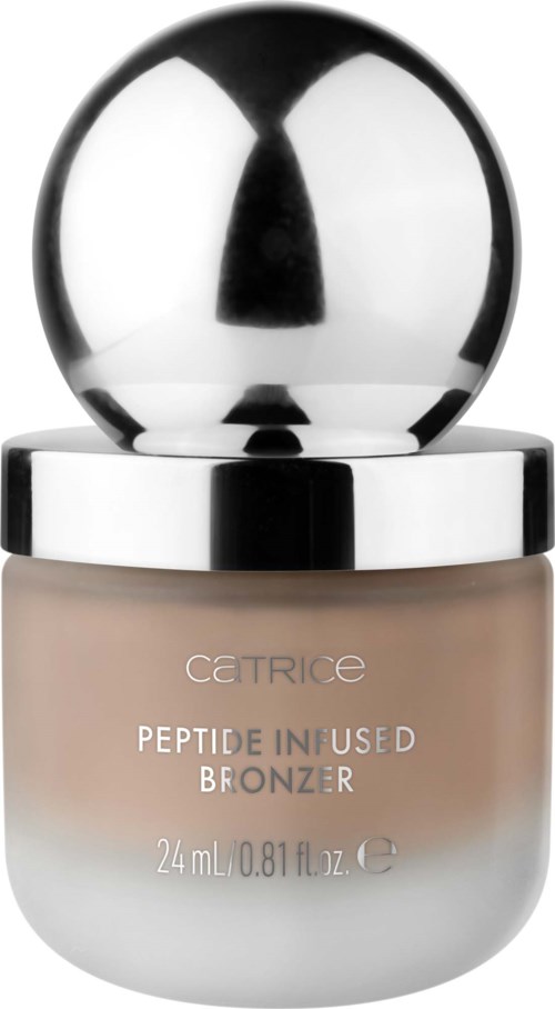 En beige krukke med et skinnende sølvlokk, merket Catrice Peptide Infused Bronzer, 24 ml.