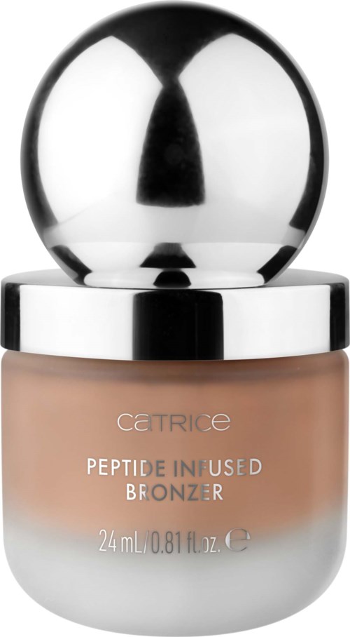 En flaske med Catrice Peptide Infused Bronzer med en skinnende sølvhette og beige farget produkt inni.