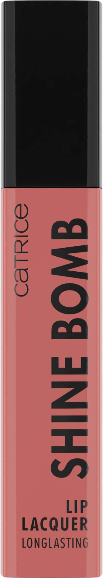 En leppglansrør med rosa etikett og svart kork, kalt Shine Bomb av Catric. Den varer lenge på leppene.