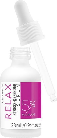 En liten flaska med en dropper, märkt RELAX, 5% Squalane, används för hudvård.