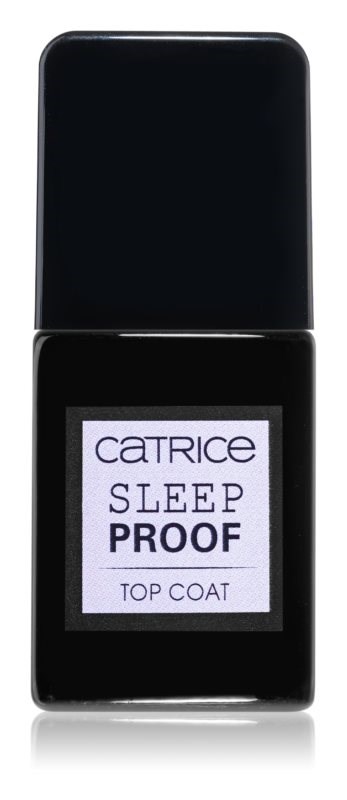 En liten svart flaska med Catrice Sleep Proof Top Coat med vit etikett. Etiketten har lila och svart text.