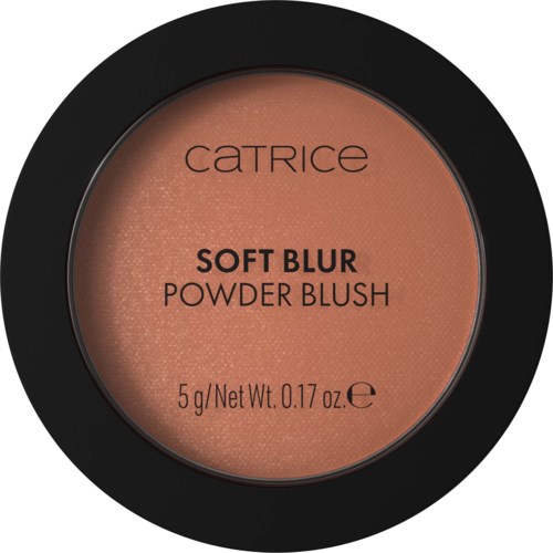 Rund blush-beholder med svart kant, merket 'Catrice Soft Blur Powder Blush' i midten.