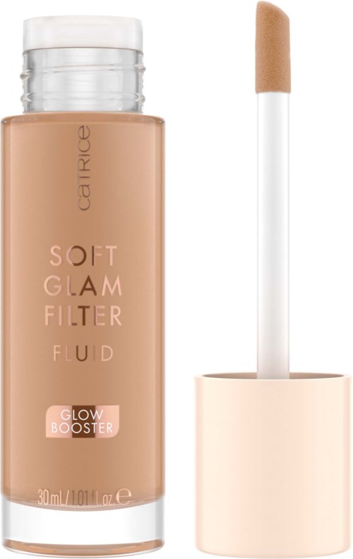 Een fles vloeibare foundation met een lange applicator naast, gemarkeerd 'Soft Glam Filter Fluid' en 'Glow Booster'.
