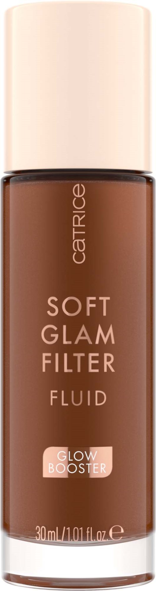 Ruskea pullo, jonka pää on vaalea, ja se lukee 'Catrice Soft Glam Filter Fluid', mikä viittaa hehkuvoiteeseen.