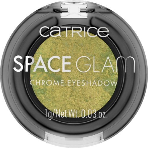 Het etiket toont een Chrome Eyeshadow genaamd Space Glam door Catrice, 1 gram. De achtergrond is geel-groen.