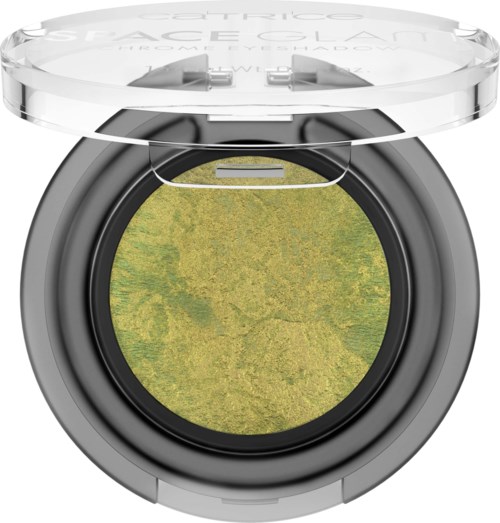 Een compact oogschaduwpotje met een geelgroene tint en een doorzichtig deksel met merknaam.