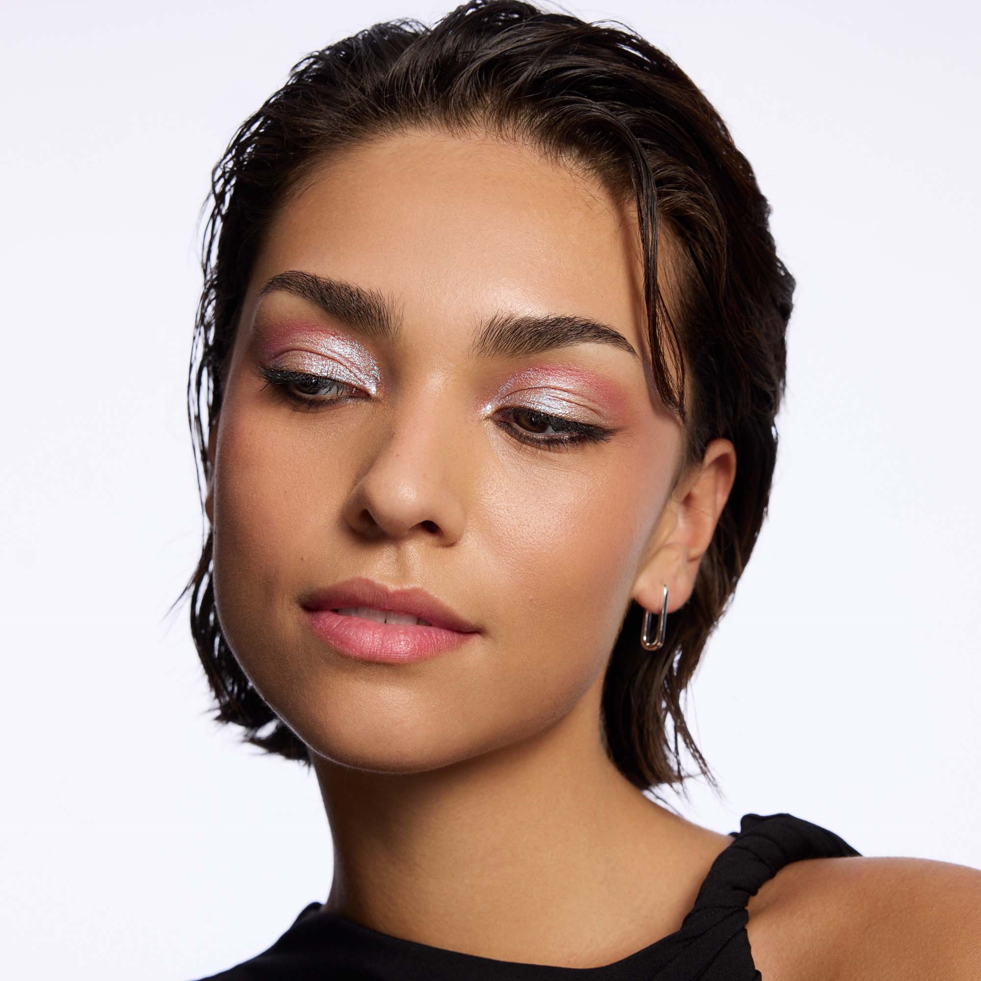 Catrice Space Glam Liquid Chrome Eyeshadow 010 Milky Way (obrázok 11)