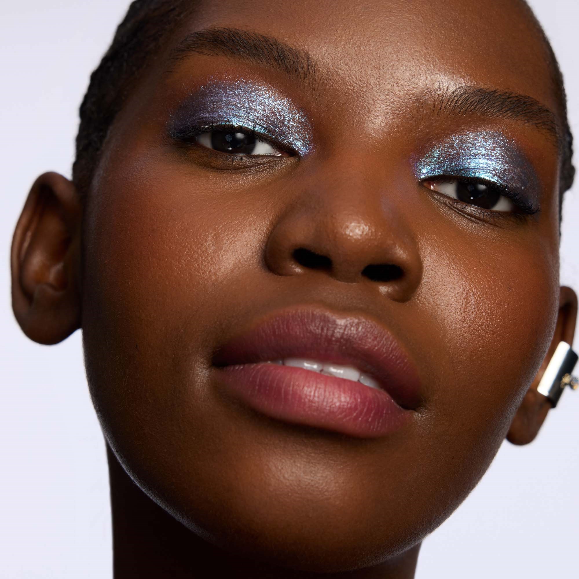 Catrice Space Glam Liquid Chrome Eyeshadow 010 Milky Way (obrázok 9)