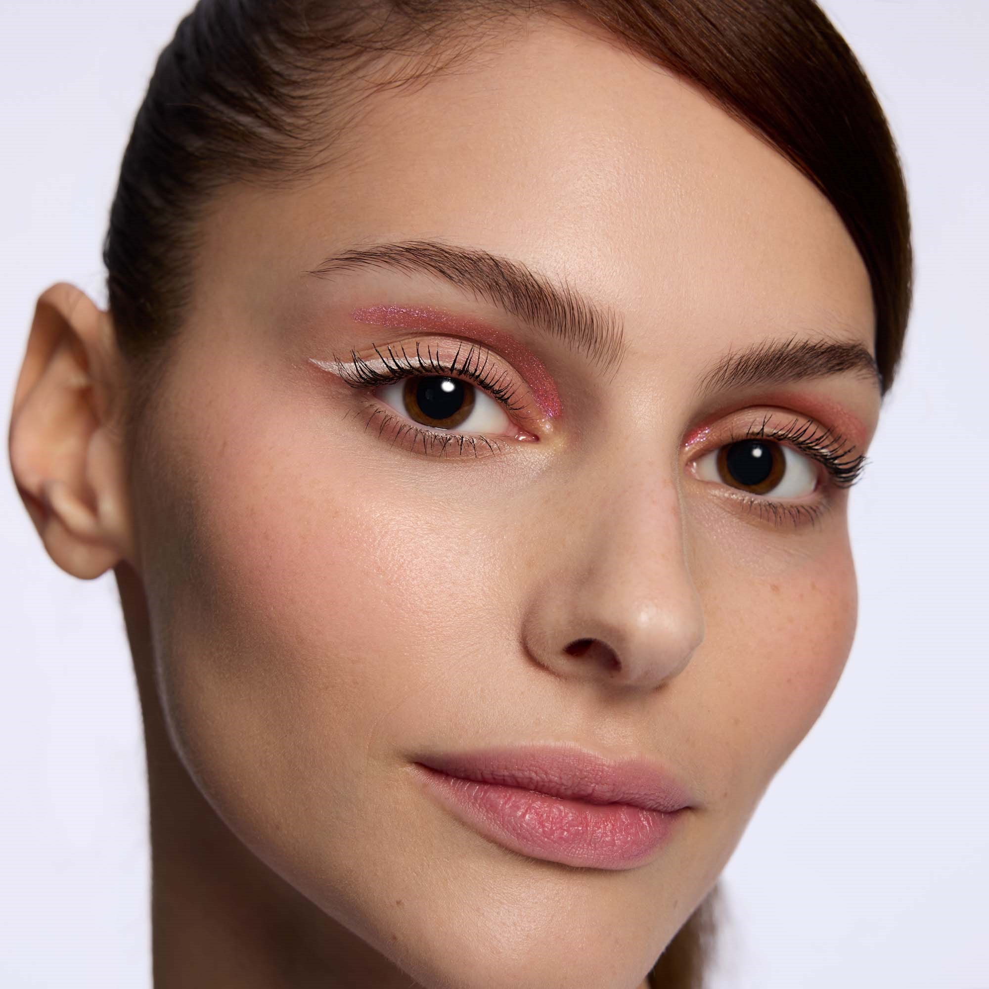 Catrice Space Glam Liquid Chrome Eyeshadow 020 Cosmic Lights (obrázok 10)