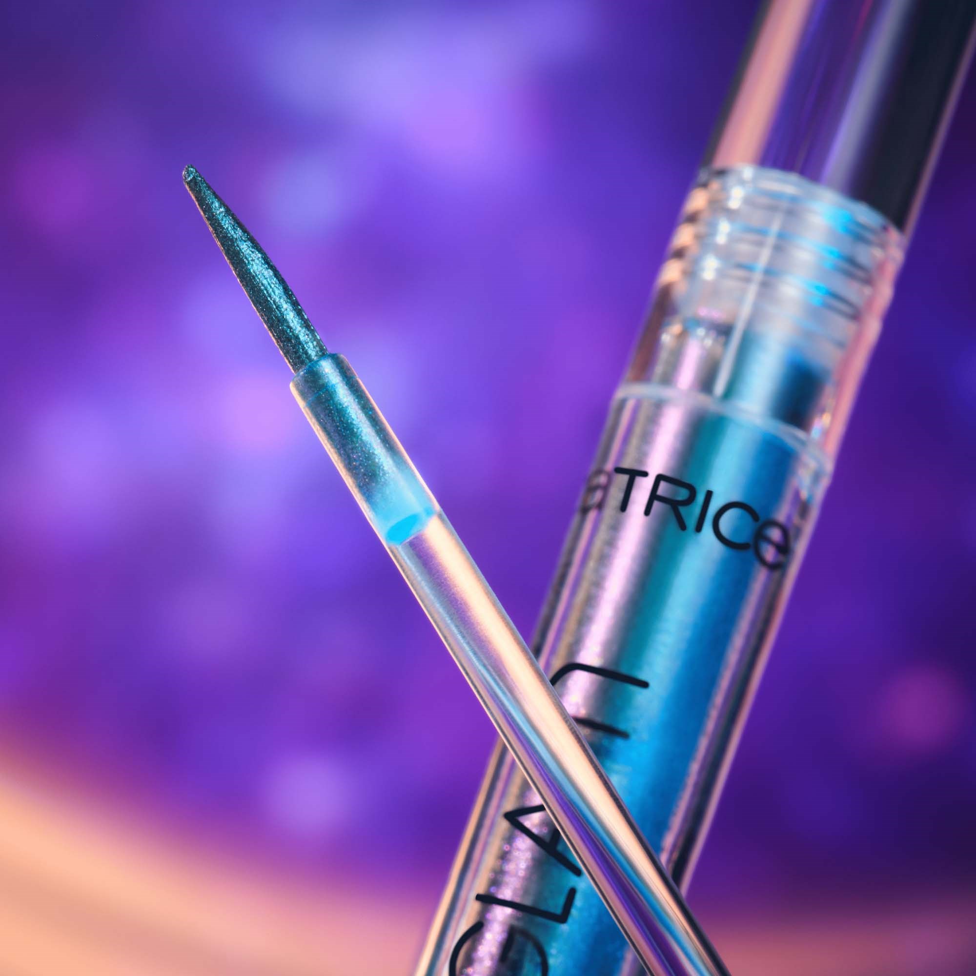 Catrice Space Glam Liquid Effect Eyeliner 030 Cosmic Chrome (obrázok 11)