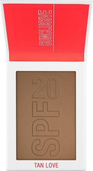 En makeup-palett med lys brun nyanse, merket "20 SPF" og "TAN LOVE," i et hvitt etui med rød tekst.
