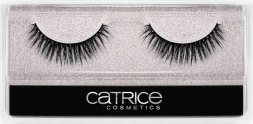 Falska ögonfransar i en box från Catrice Cosmetics. Två par visas, svarta med långa, tjocka fransar.