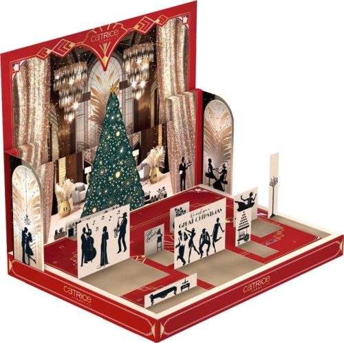Een feestelijke display met een kerstboom, dans silhouetten en een podium met elegante gordijnen en decoratie.