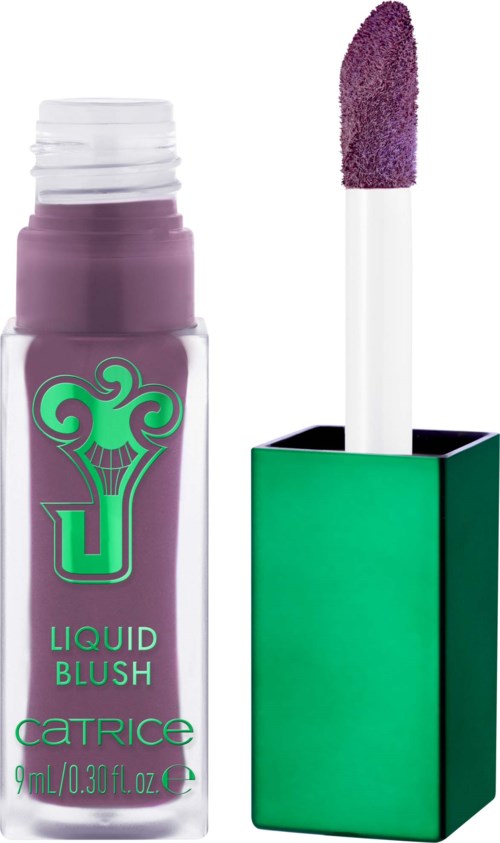En lilla flytende blush i en gjennomsiktig flaske med grønt logo og hvit applikatorstift med lilla produkt.
