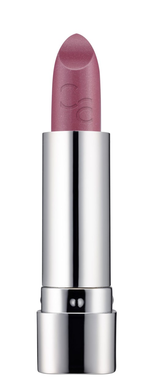 Ein rosa Lippenstift im glänzenden silbernen Behälter, steht aufrecht vor weißem Hintergrund.