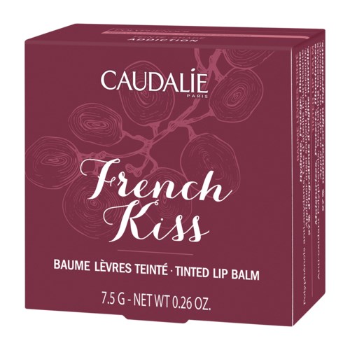 En rosa låda med Caudalie French Kiss färgad läppbalsam med en gren av bärillustration.