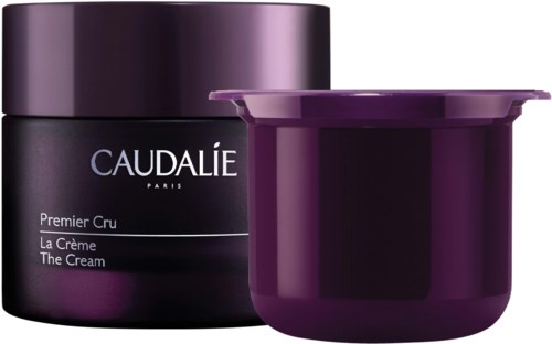 En mörklila burk med avtagbart lock, märkt 'Caudalie Paris', innehåller en kräm, troligen för hudvård.