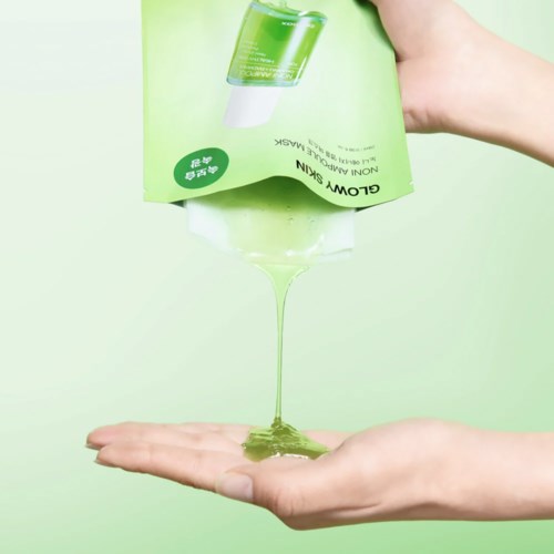 Grönt flytande ämne hälls från en tub i en persons hand. Bakgrunden är ljusgrön. Det verkar vara en hudvårdsprodukt.