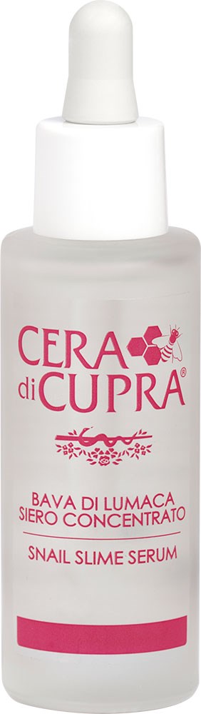 En vit flaska med droppliknande dispenser, märkt 'Cera di Cupra' och 'Snail Slime Serum', rosa text och design.