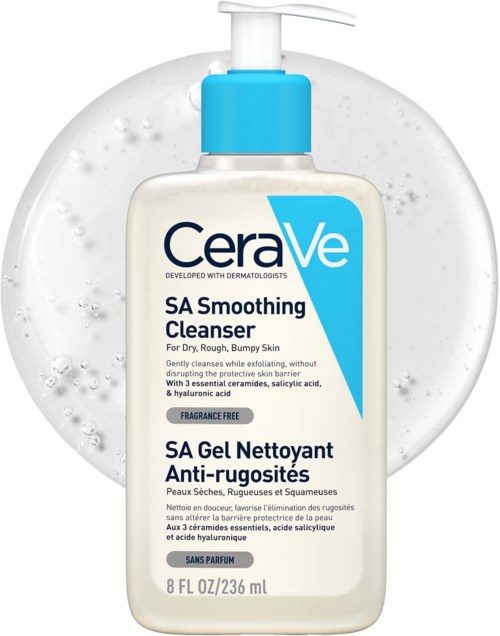 Pullo CeraVe SA Smoothing Cleanser, jossa on pumppu, edessä kirkas saippua tai vesi. Pullo on pääosin valkoinen ja sinisillä yksityiskohdilla.